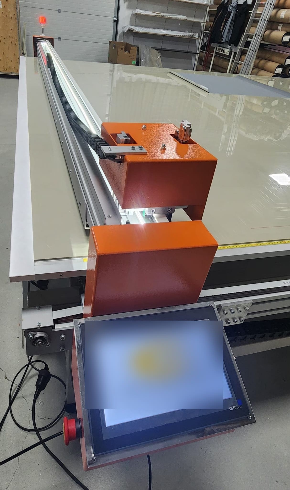 سر برش دستگاه CNC به همراه پنل کنترل لمسی نصبشده روی بازوی دستگاه