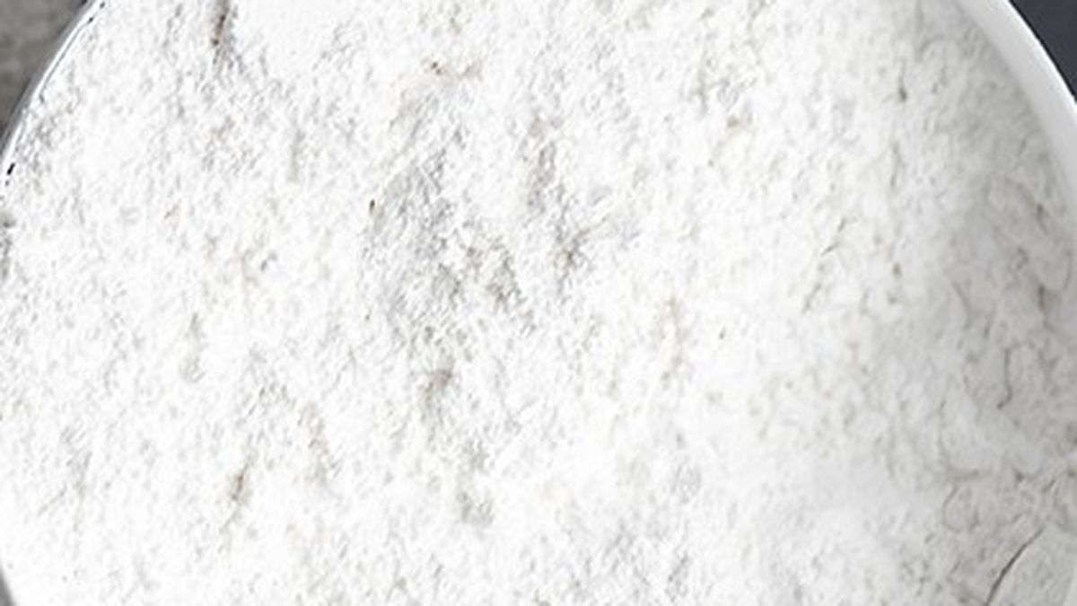 نمای نزدیک پودر تیتانیوم دیاکسید داخل ظرف