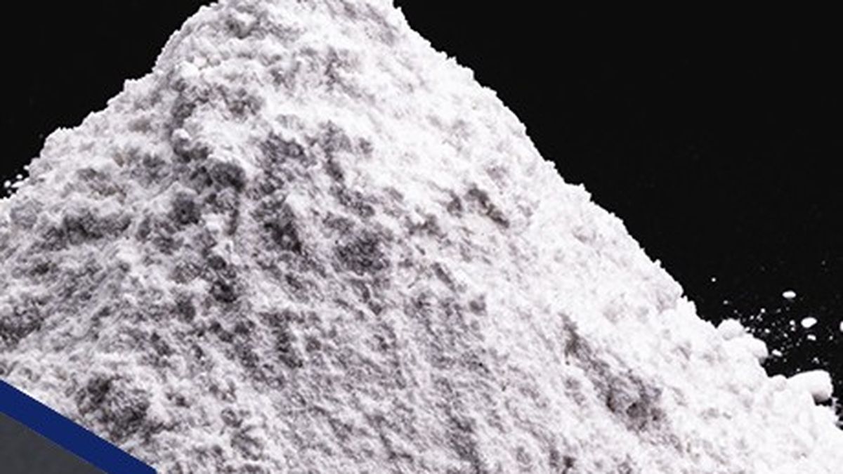 نمای نزدیک توده پودر تیتانیوم دیاکسید سفید